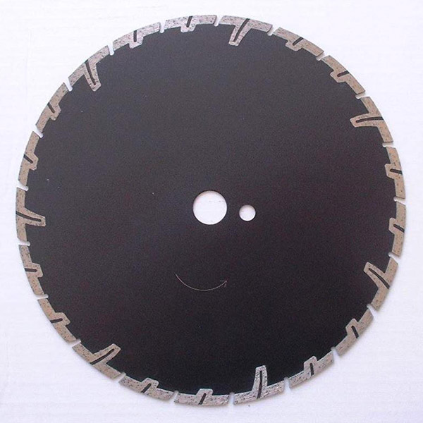 Thick sintered diamond saw blade